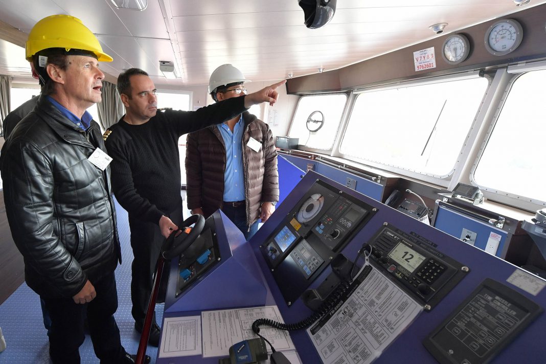 Buque de ultramar anclado en el puerto de Diamante que embarca 38.000 toneladas de oleaginosas con destino a China.