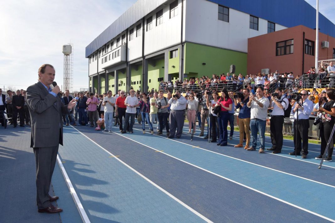 Inauguración de la pista Mondo, nivel II de la Asociación Internacional de Federaciones de Atletismo.