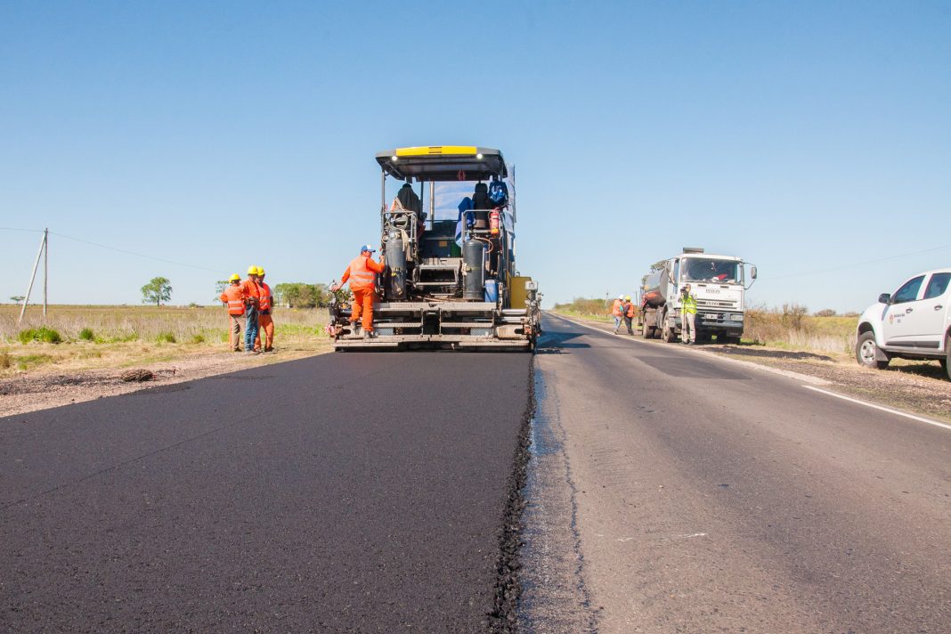 La inversión oficial en obras viales supera los 400 millones de pesos en departamentos del sur entrerriano.