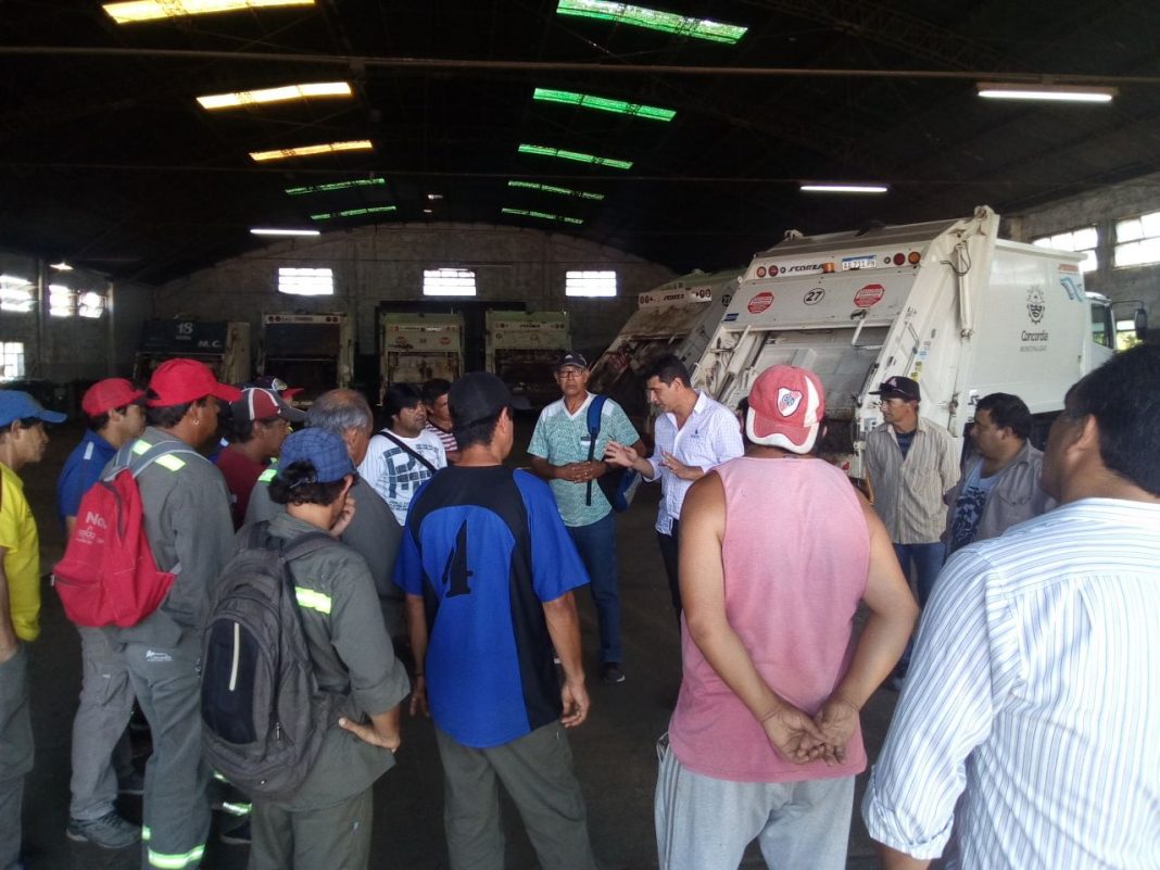 Iván Alalí junto a trabajadores municipales.