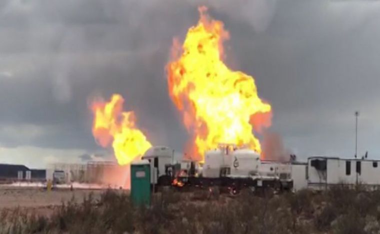 Arde un pozo de gas en Vaca Muerta: impactantes imágenes