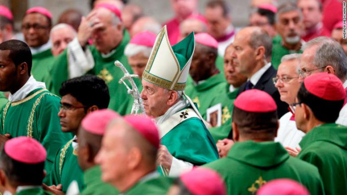 Papa Francisco abre una reunión que podría llevar a que algunos hombres casados se conviertan en sacerdotes