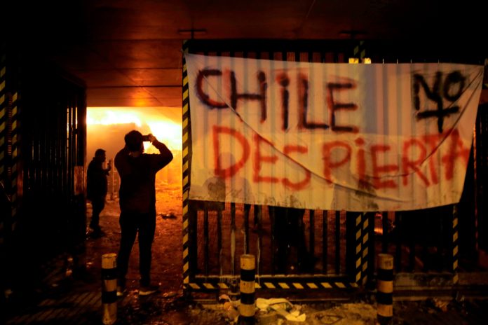 Noche tensa en Chile: hubo desmanes a pesar del toque de queda y se sumaron nuevas ciudades a las protestas