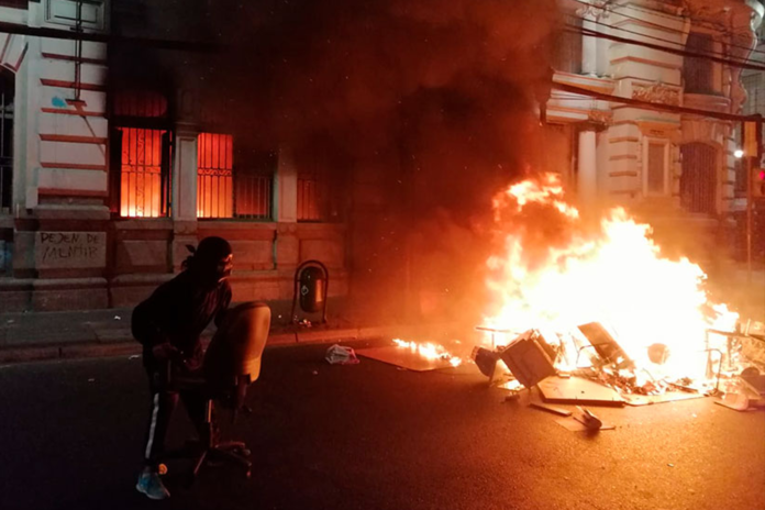 Caos en Chile: manifestantes incendiaron el edificio del diario El Mercurio de Valparaíso