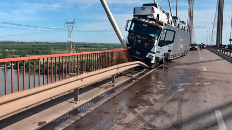 Camión quedó cerca de caer del puente Zárate-Brazo Largo ...